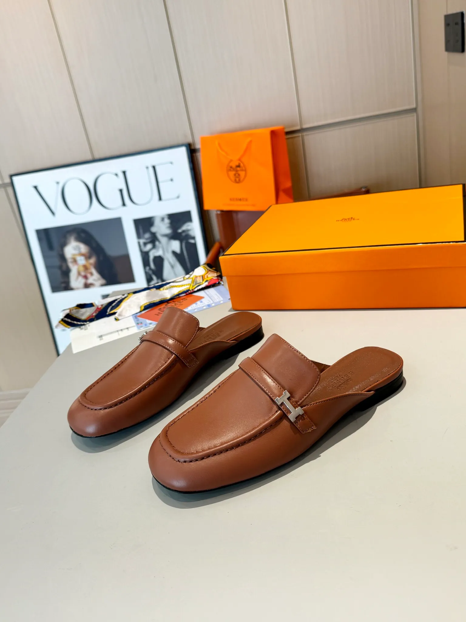👟👟Ex-factory price 520👟👟 Hermes Groupie square-toe H-buckle mules, half-drag high heels and flat heels; the foot feel at the counter is invincible, groupie Mule shoes are made of h-buckle canvas and calfskin with mini silver Paris shoe buckles and contrasting piping. They are super beautiful in real life. Upper: imported original calfskin/original molded fabric. Lining: sheepskin. Outsole: Italian genuine leather outsole. Original packaging. Heel height: 5cm and 2 types of flat heel. Size: 35-41 (customized in size 42). Color: 6 colors.